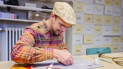 Photo personne entrain de marqueter